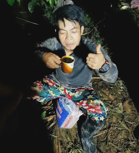 谋生的建筑工人开元棋牌海外(图4)
